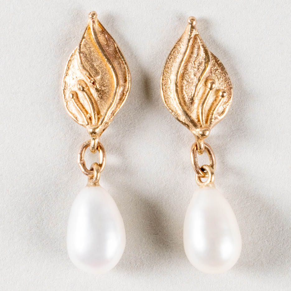 Image of Leaf Shape and Pearl Stud Earrings